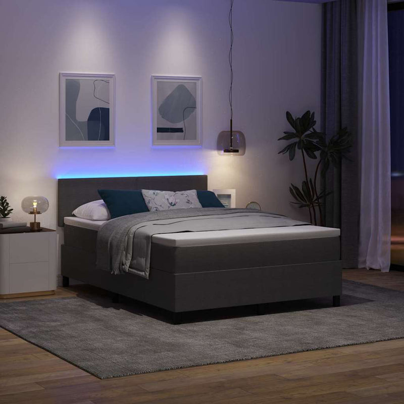 Pat cu arc LED cu headboard Gri deschis și alb. 140 x 200 cm