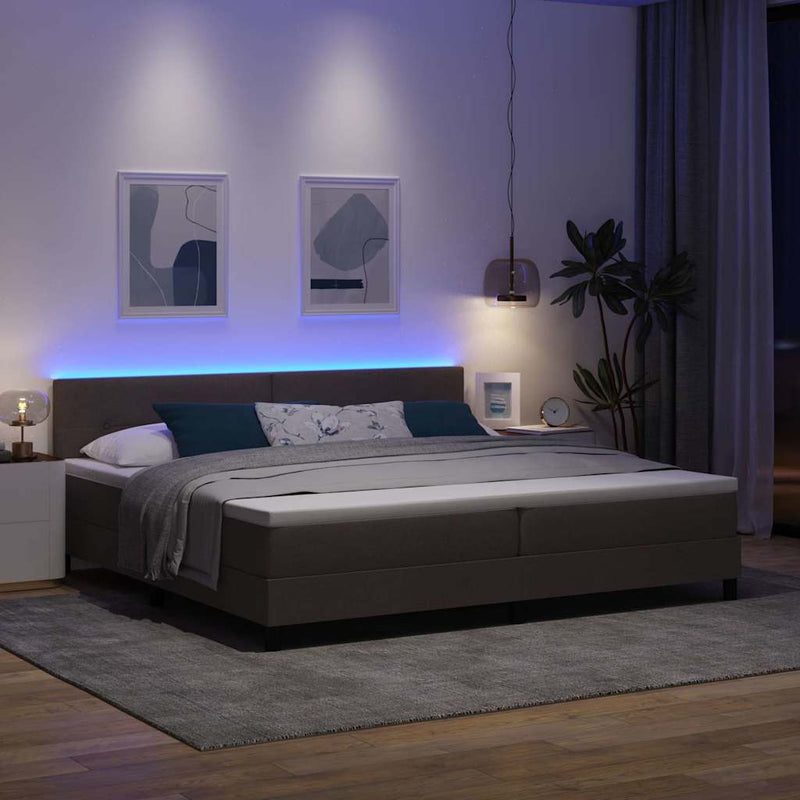 Pat cu arcuri cu benzi LED Maro închis 200 x 200 cm țesătură
