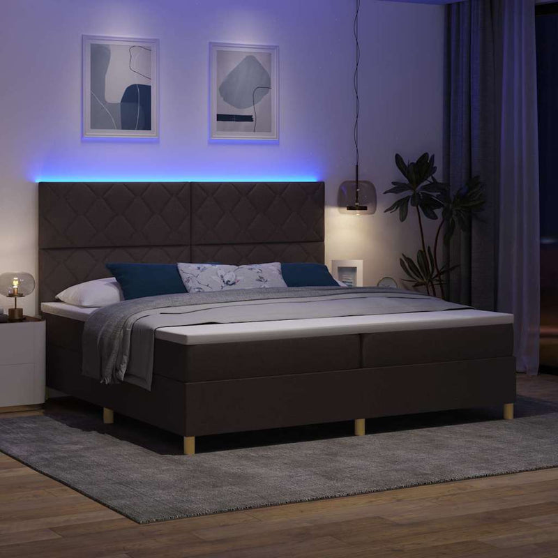 Pat cu arc LED cu headboard Maro închis 200 x 200 cm țesătură