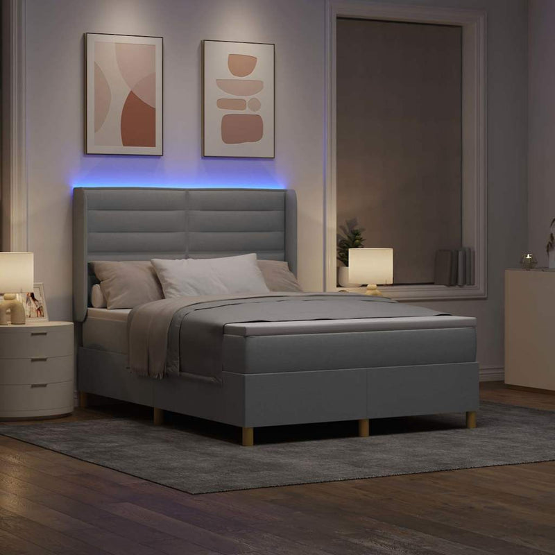 Pat cu arcuri cu benzi LED Gri deschis 140 x 190 cm țesătură