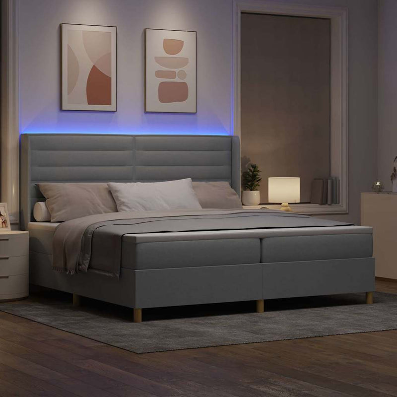 Pat cu arcuri cu benzi LED Gri deschis 200 x 200 cm țesătură
