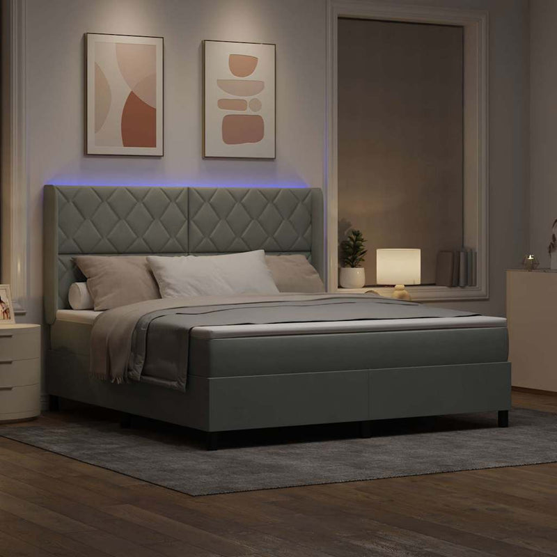 Pat cu arcuri cu benzi LED Gri deschis 180 x 200 cm Catifea